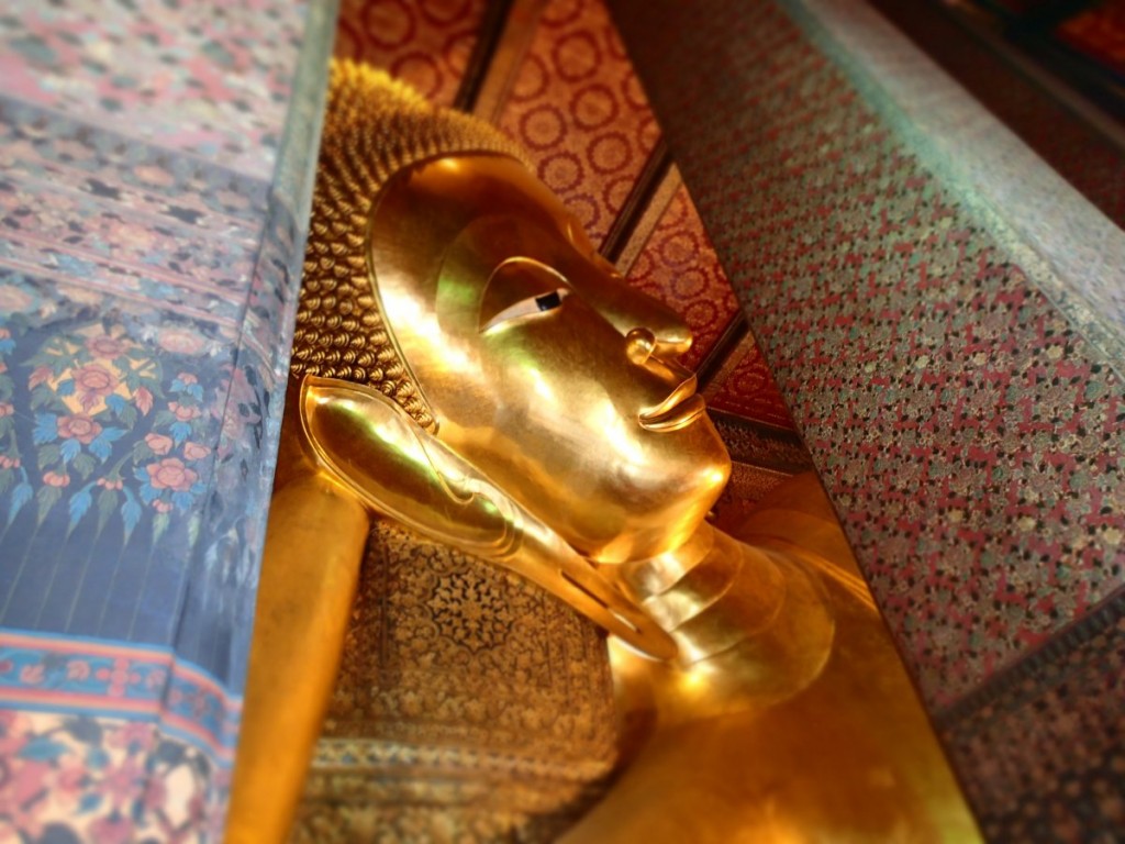 wat po reclining buddha bangkok
