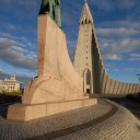 A-statue-of-the-legendary-Viking-Leif-Ericsson-with-Hallgrimskirkja-church-in-the-background