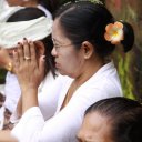 Woman-praying-temple-near-Ubud-Bali