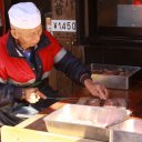 Vendor-cutting-up-eels-in-Narita