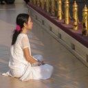 Woman-Praying-Wat-Saket