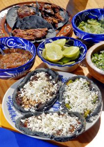 Sopes con queso y tacos de barbacoa. Mexico