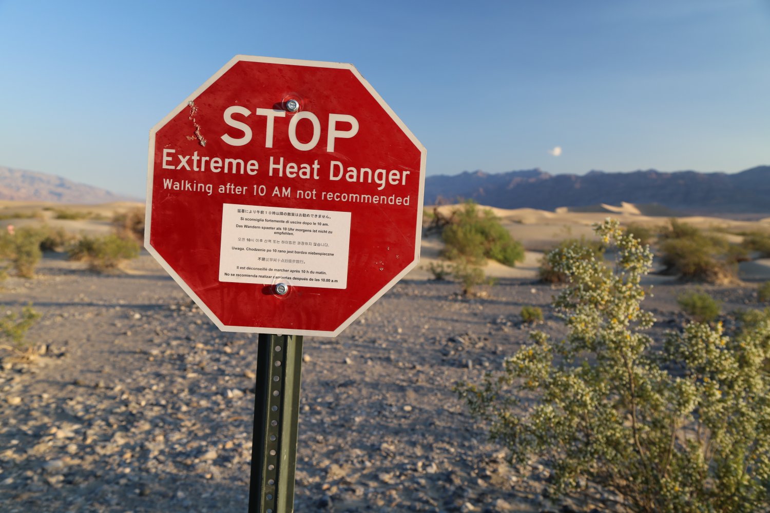 http://www.davestravelcorner.com/wp-blog/wp-content/uploads/2005/10/Extreme-Heat-Death-Valley-1.jpg