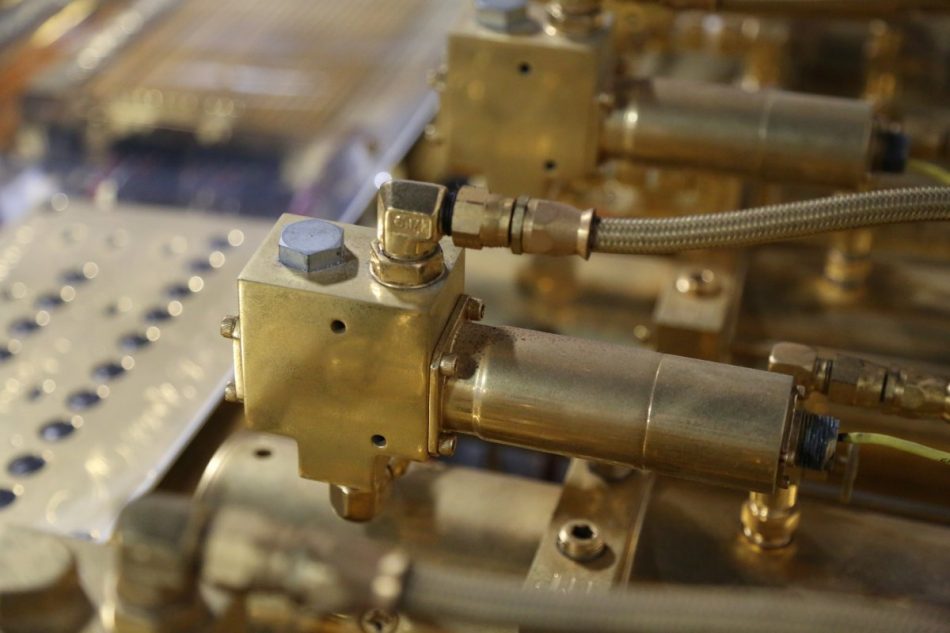 Gold plated hydraulics on Oscar de la Hoya's truck