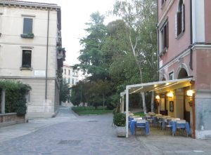 A quiet street in Santa Elena