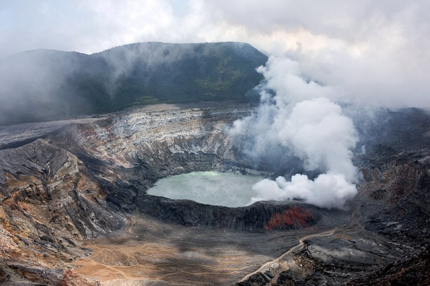 volcanoes to visit in costa rica