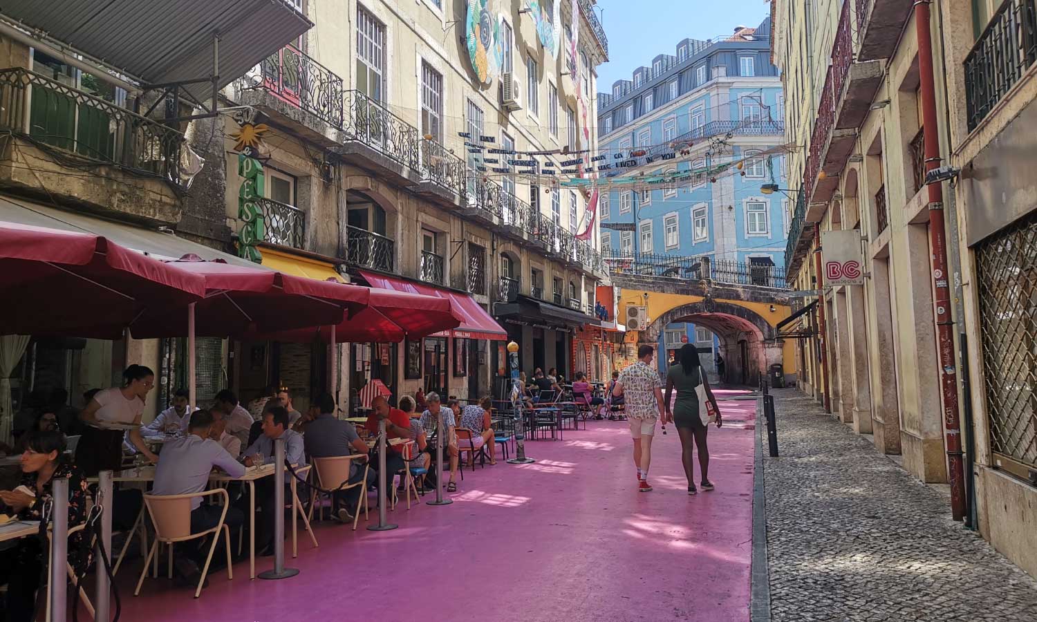 Shows Pink Street nightlife district - The best Lisbon nightlife